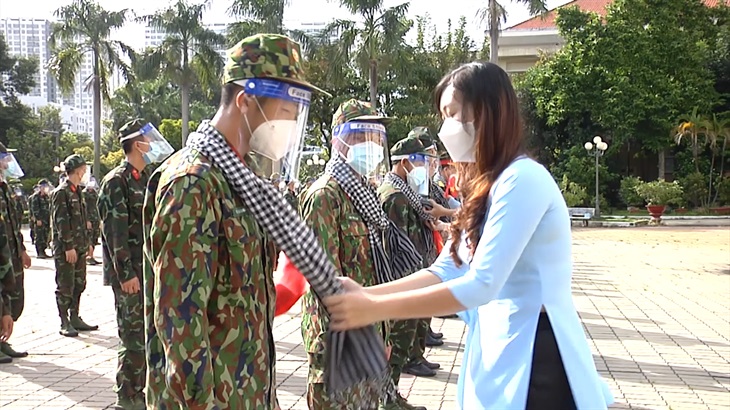 Quân dân bịn rịn chia tay sau... 
