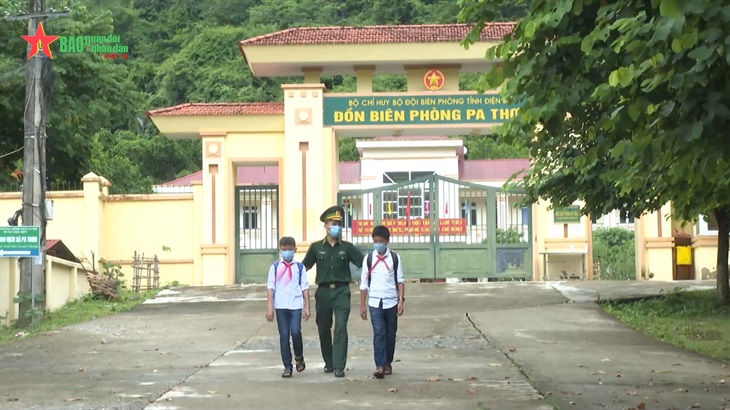 Bộ đội Biên phòng đồn Pa Thơm cùng em đến trường