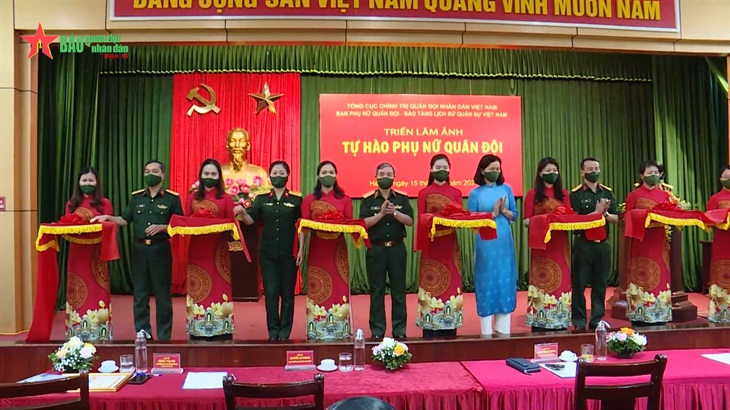 Khai mạc triển lãm ảnh “Tự hào Phụ nữ Quân đội” năm 2021