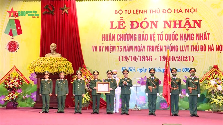 Bộ tư lệnh Thủ đô Hà Nội đón nhận Huân chương Bảo vệ Tổ quốc hạng Nhất
