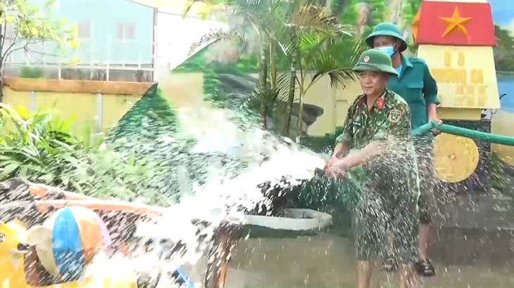 Quân dân dọn trường học sau lũ đón các em tới trường