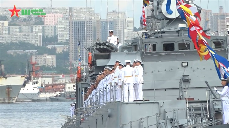 Tàu Hải quân Việt Nam tham dự Lễ duyệt binh kỷ niệm 325 năm thành lập Hải quân Liên bang Nga