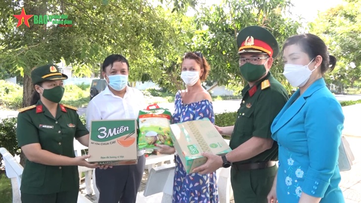 Trao yêu thương đến những người bạn Nga trong đại dịch