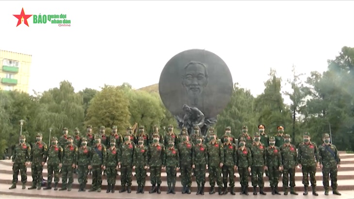 Đoàn Quân đội nhân dân Việt Nam dâng hoa tại tượng đài Chủ tịch Hồ Chí Minh ở Moscow