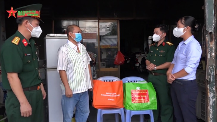 Lực lượng vũ trang Thành phố Thủ Đức chăm lo, hỗ trợ nhân dân vùng dịch
