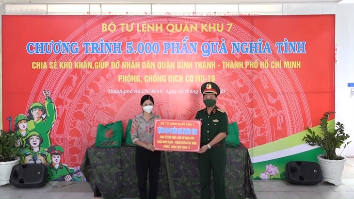 Những suất quà nặng nghĩa tình quân dân