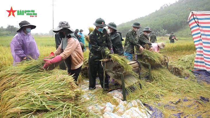 Sát cánh cùng nhân dân biên giới phòng, tránh mưa bão