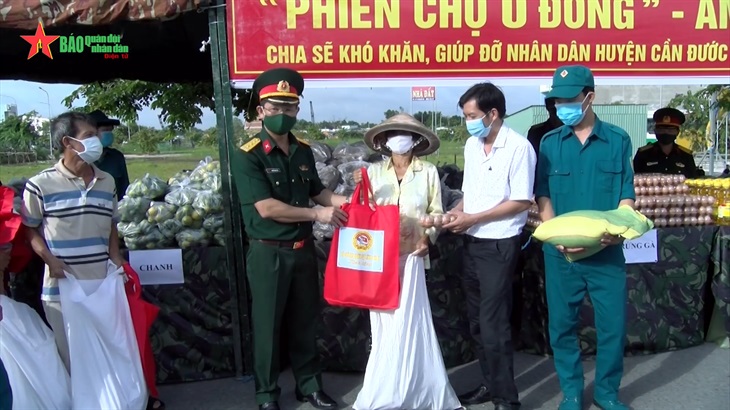 Lực lượng vũ trang Long An nỗ lực giúp dân trong đại dịch