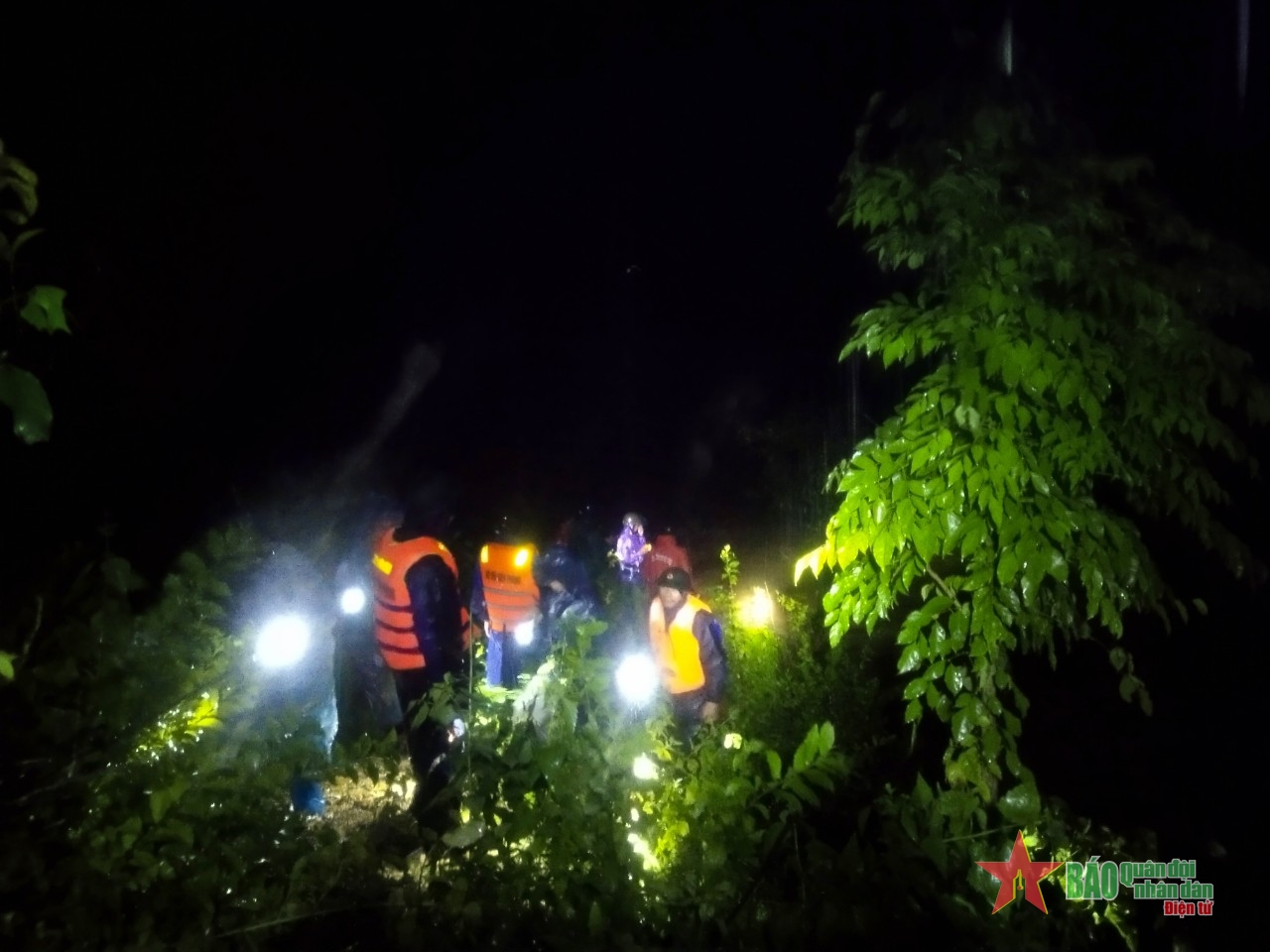 Sát cánh cùng nhân dân nơi biên cương vùng lũ