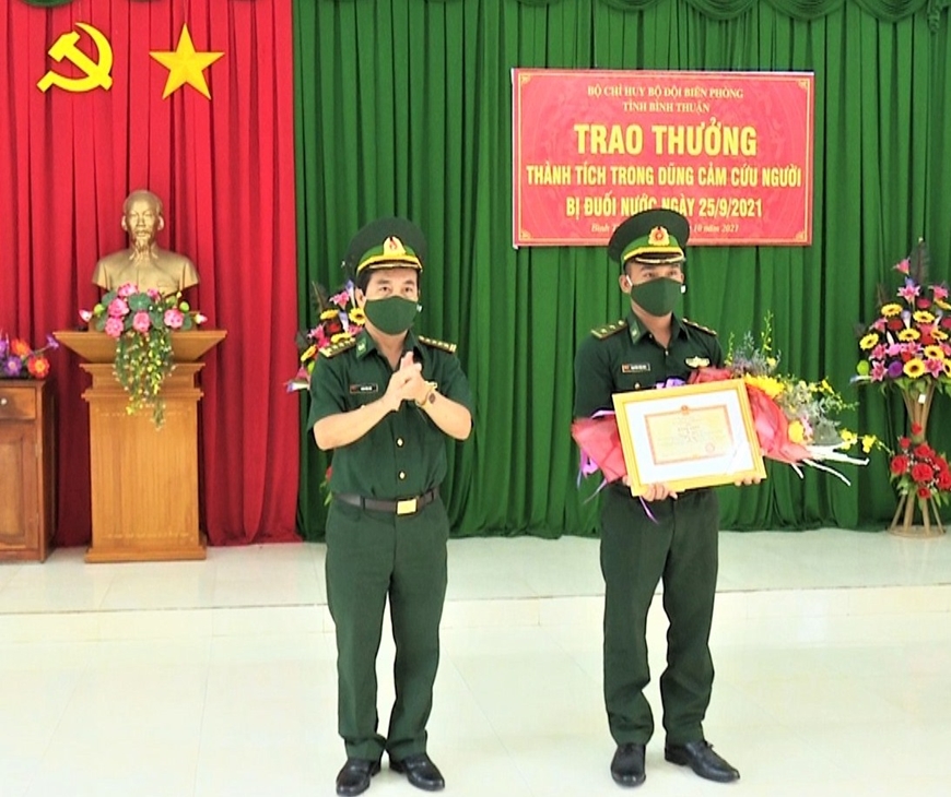 Khen thưởng Trung úy Biên phòng dũng cảm cứu người gặp nạn trên biển