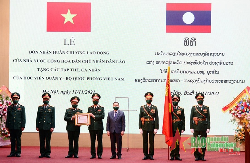 Học viện Quân y đón nhận Huân chương Lao động của nước Cộng hòa Dân chủ Nhân dân Lào