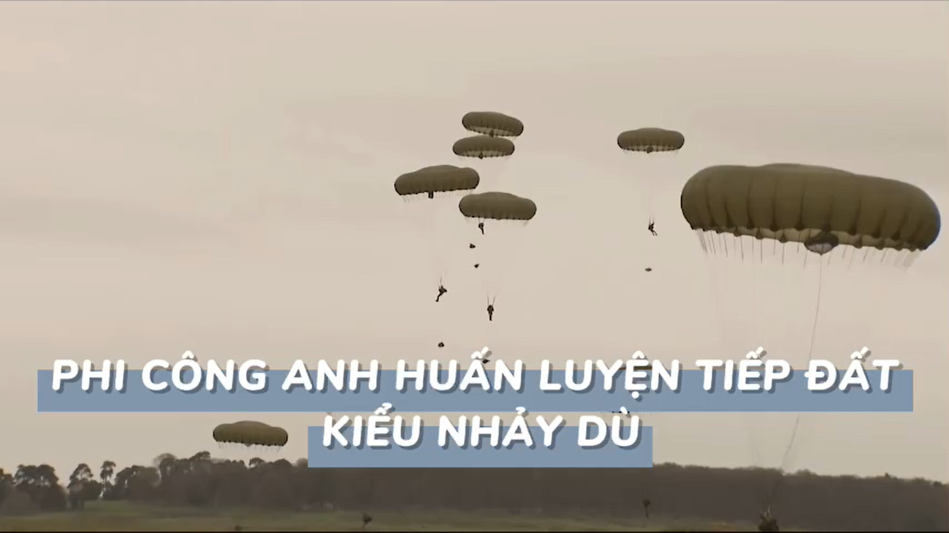 Xem Phi công Anh huấn luyện tiếp đất kiểu nhảy dù