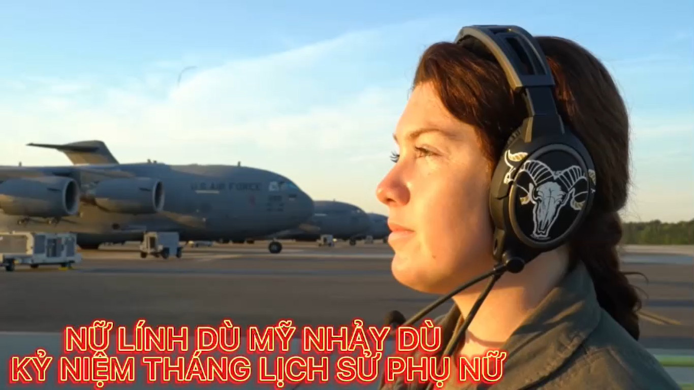 Nữ lính dù Mỹ nhảy dù kỷ niệm Tháng lịch sử Phụ nữ