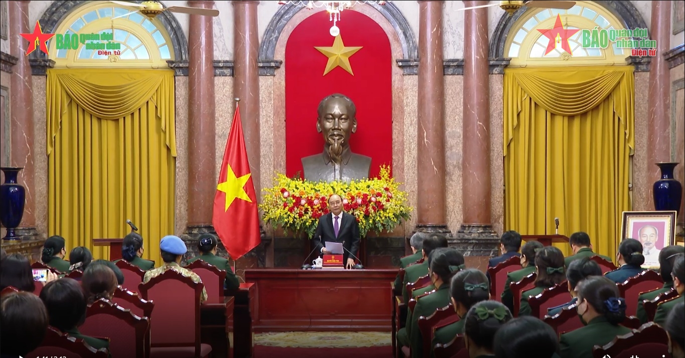Chủ tịch nước Nguyễn Xuân Phúc tiếp đoàn đại biểu Phụ nữ Quân đội