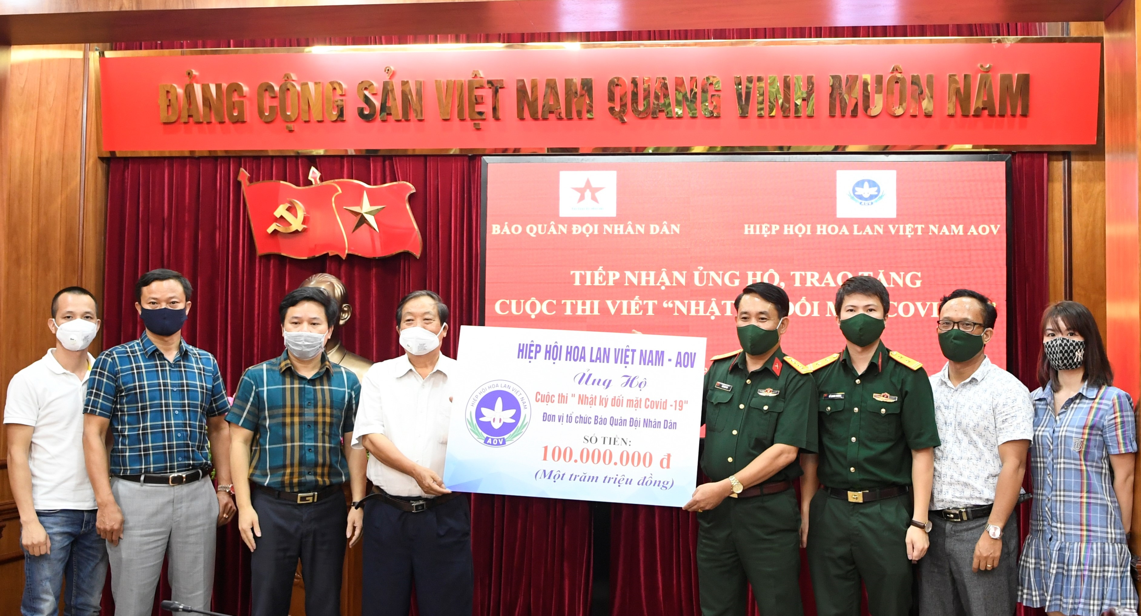 Báo Quân đội nhân dân tiếp nhận ủng hộ, trao tặng cuộc thi viết 