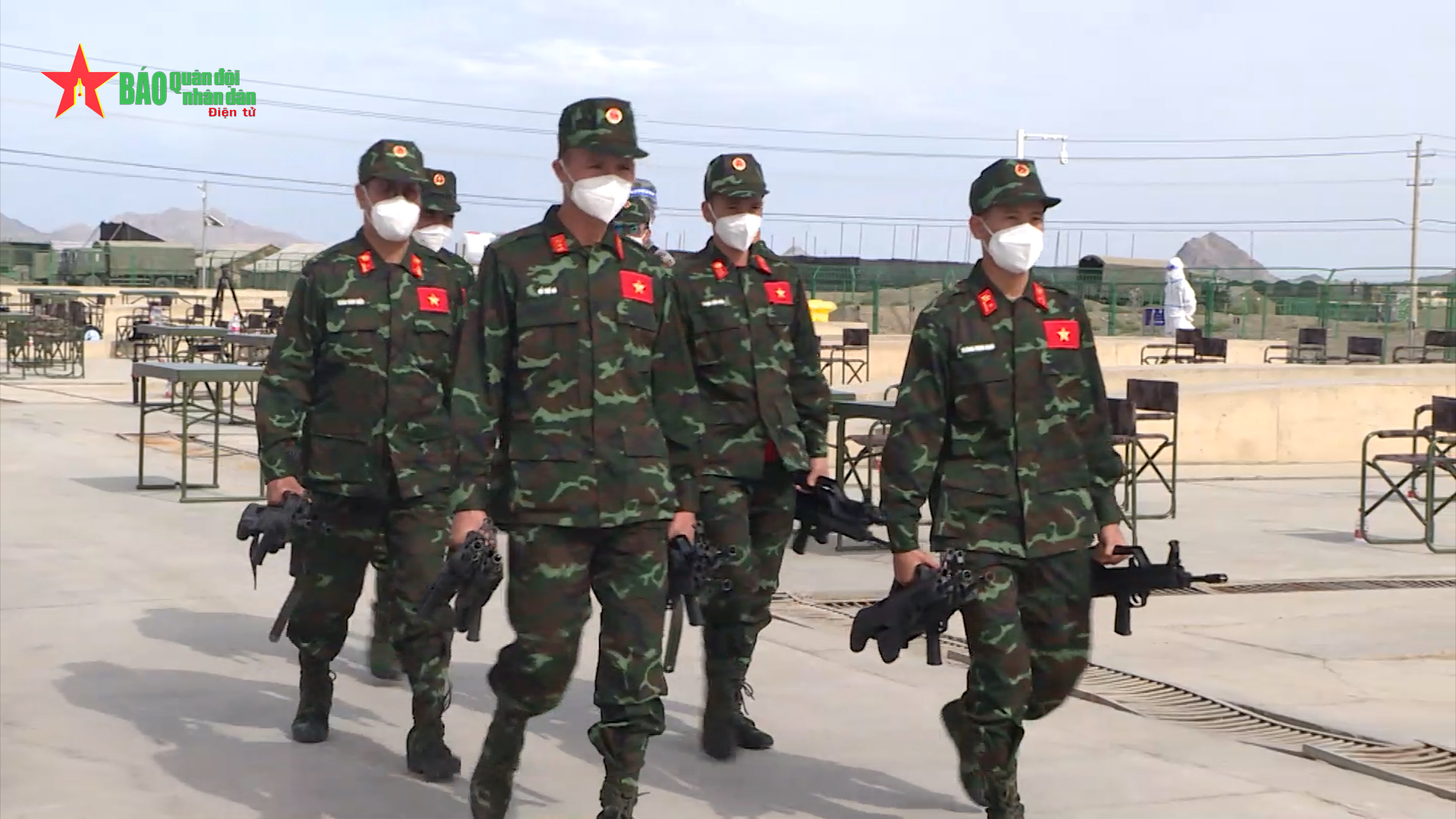 Các đội tuyển nhận trang bị, khí tài phục vụ nội dung thi “Môi trường an toàn”