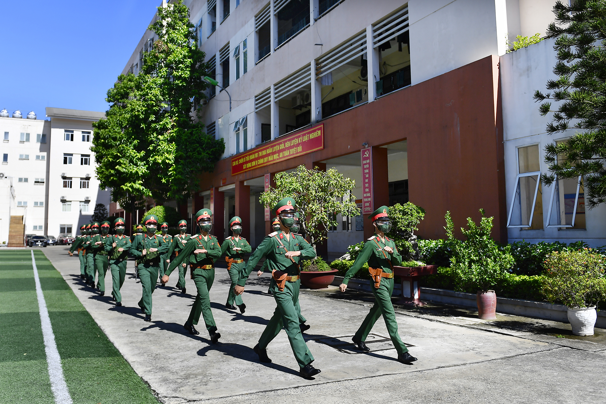 Chiến sĩ vệ binh thực hiện nhiệm vụ trong mùa dịch