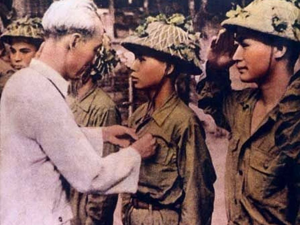 Ngày này năm xưa 25-9-1947: Bác Hồ trích lương mua chăn, áo rét tặng chiến sĩ
