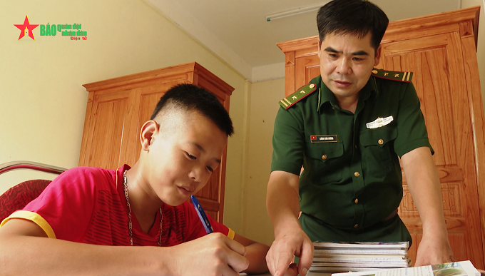 Bộ đội Biên phòng Cao Bằng đồng hành cùng học sinh nghèo vượt khó