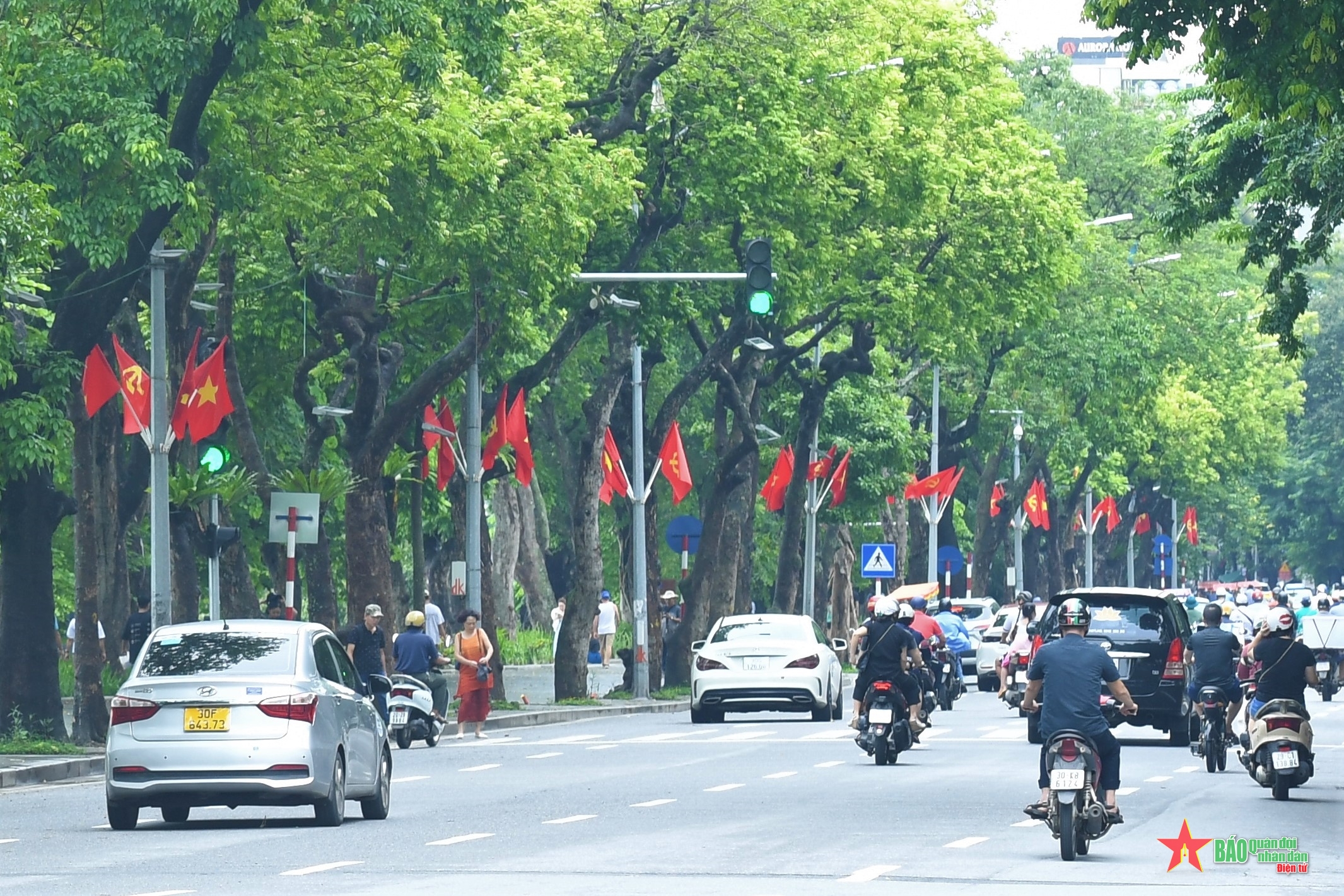 Hà Nội rực rỡ cờ hoa chào mừng Ngày Giải phóng Thủ đô 