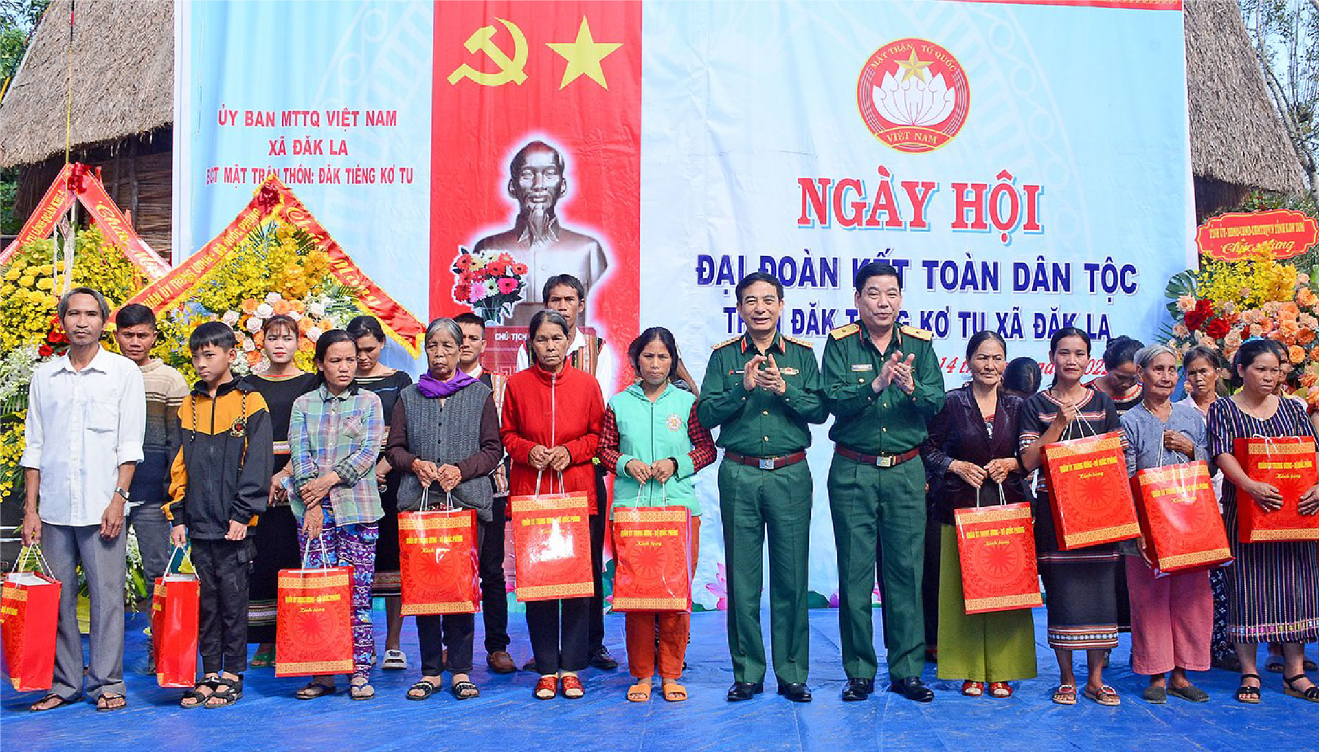 Đại tướng Phan Văn Giang dự Ngày hội đại đoàn kết toàn dân tộc tại Kon Tum