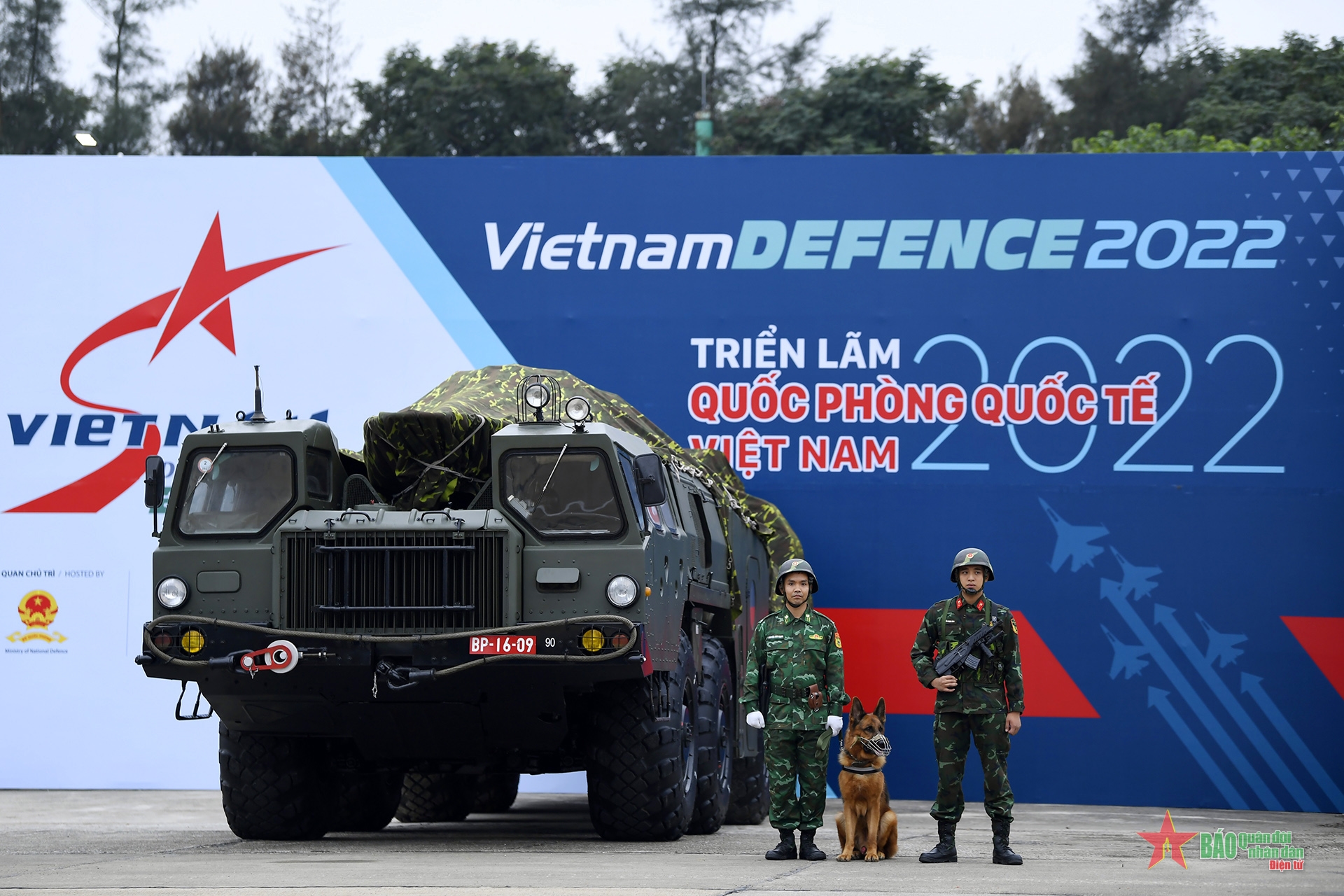 Hoàn thiện trưng bày Triển lãm Quốc phòng quốc tế Việt Nam 2022