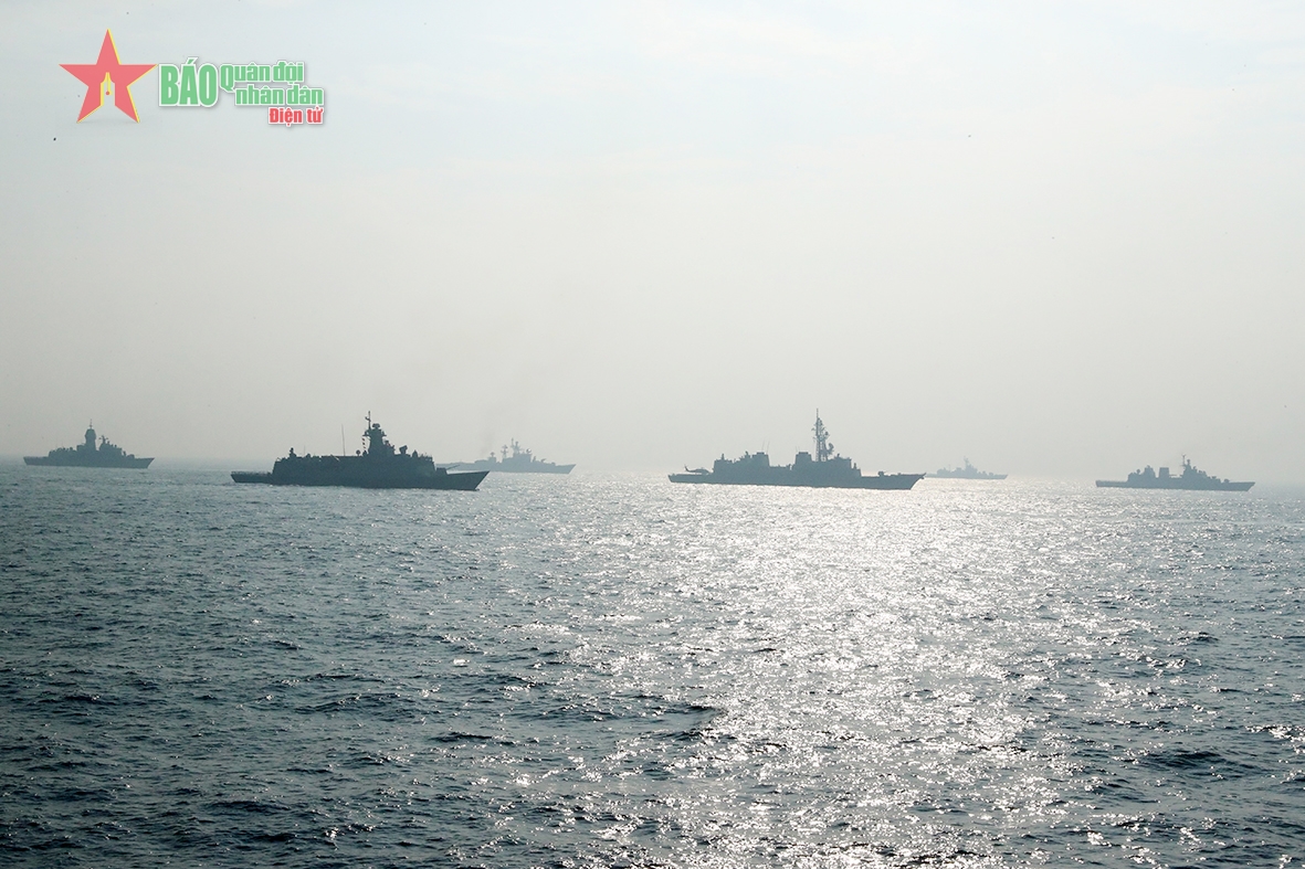 Chiến hạm Việt Nam diễn tập trên biển cùng hải quân các nước