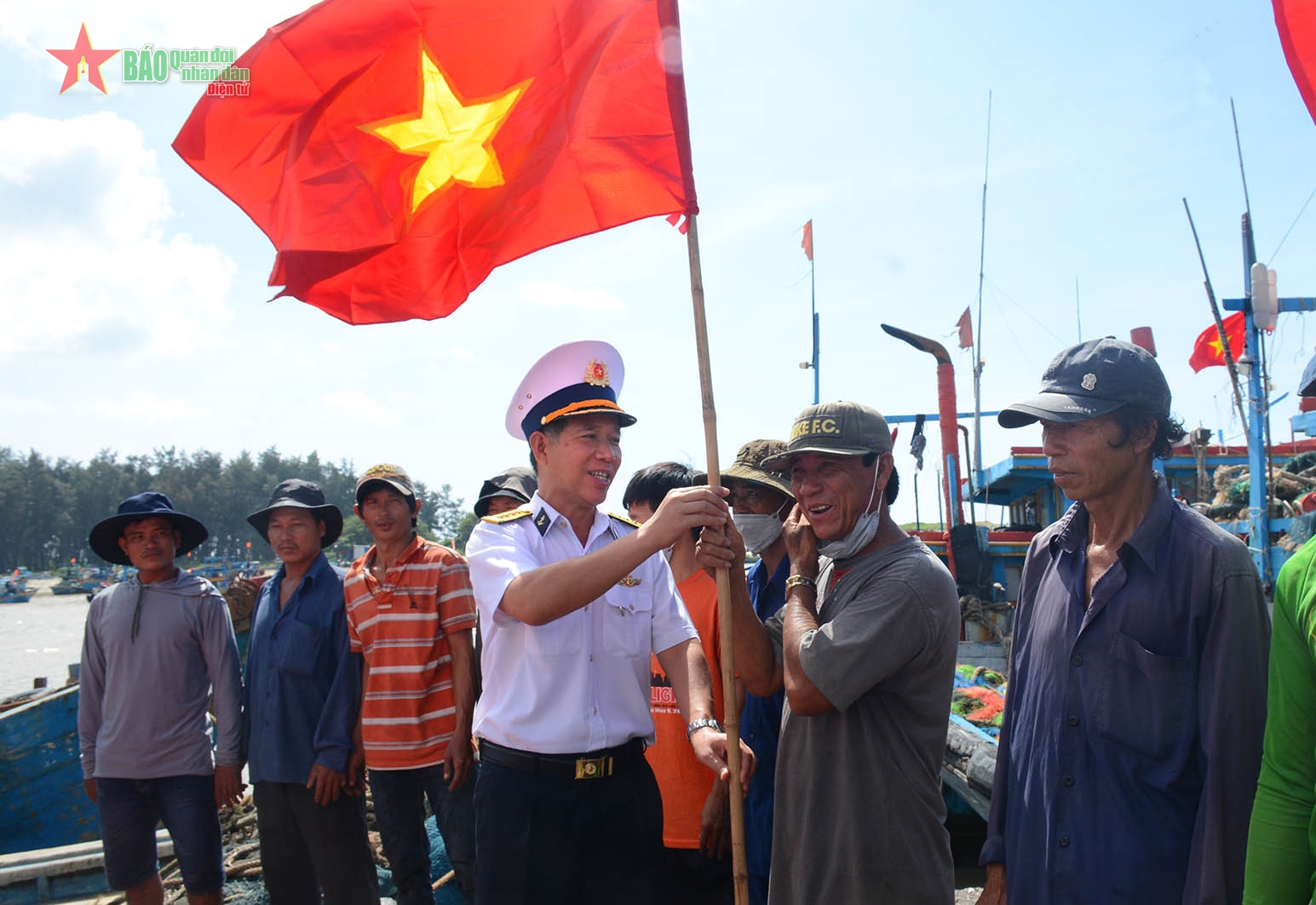 Vùng 2 Hải quân đồng hành, hỗ trợ ngư dân Bình Thuận vươn khơi bám biển