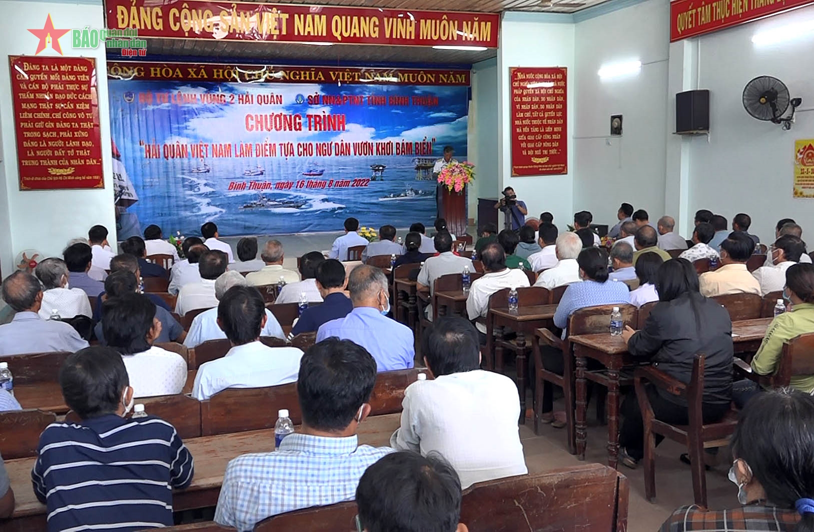Vùng 2 Hải quân đồng hành, hỗ trợ ngư dân Bình Thuận vươn khơi bám biển