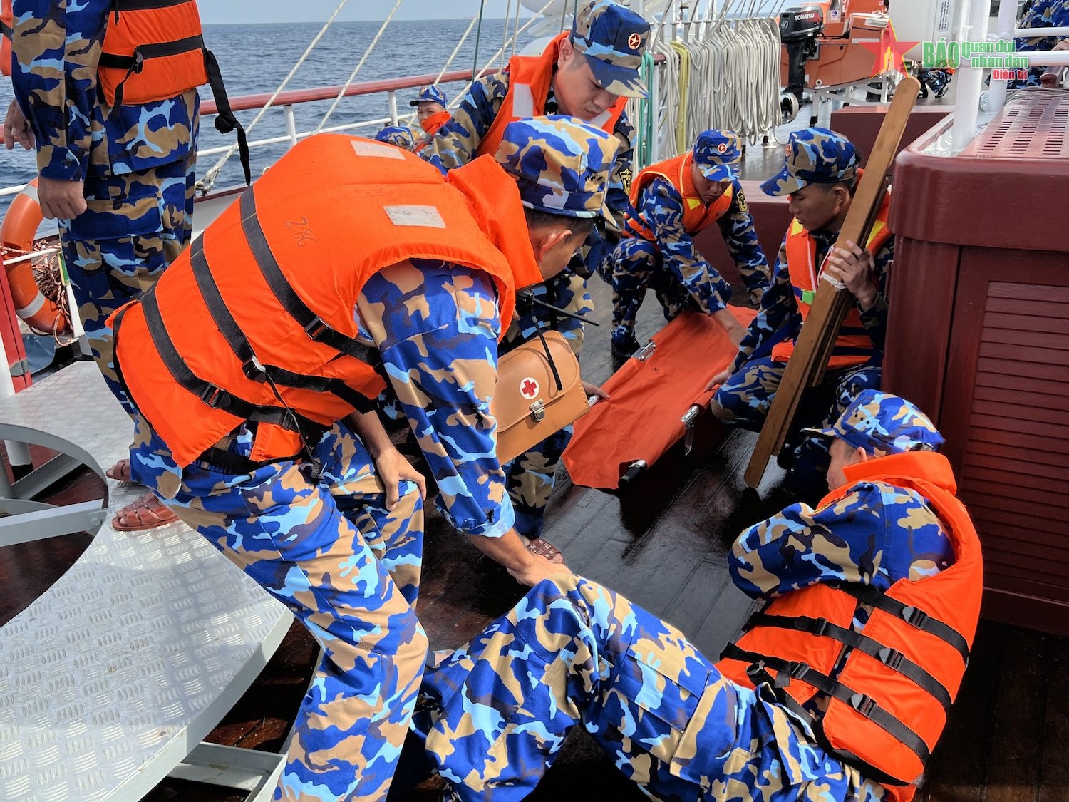 Luyện tập chống cướp biển trên tàu buồm Lê Quý Đôn