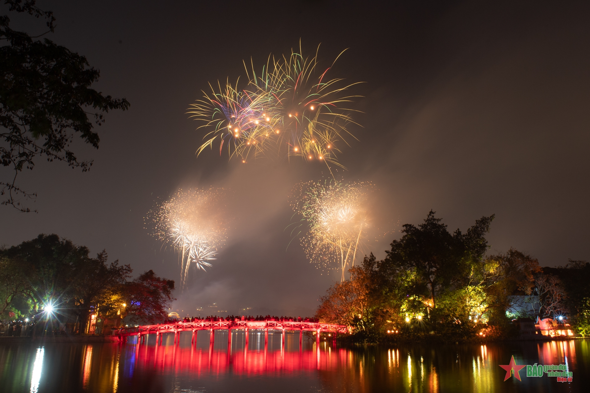 Hồ Hoàn Kiếm rực rỡ pháo hoa chào đón năm mới
