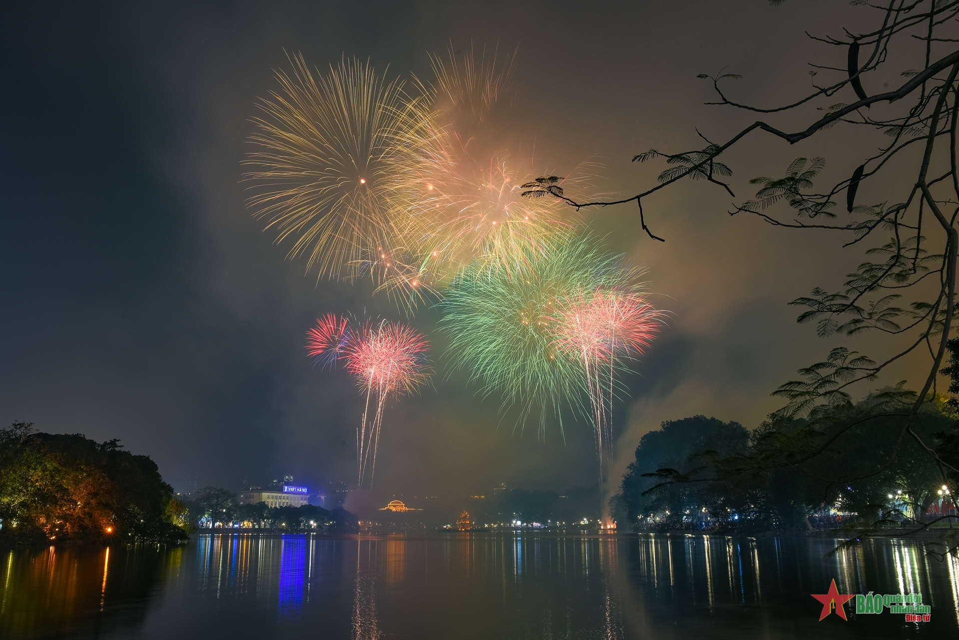 Hồ Hoàn Kiếm rực rỡ pháo hoa chào đón năm mới