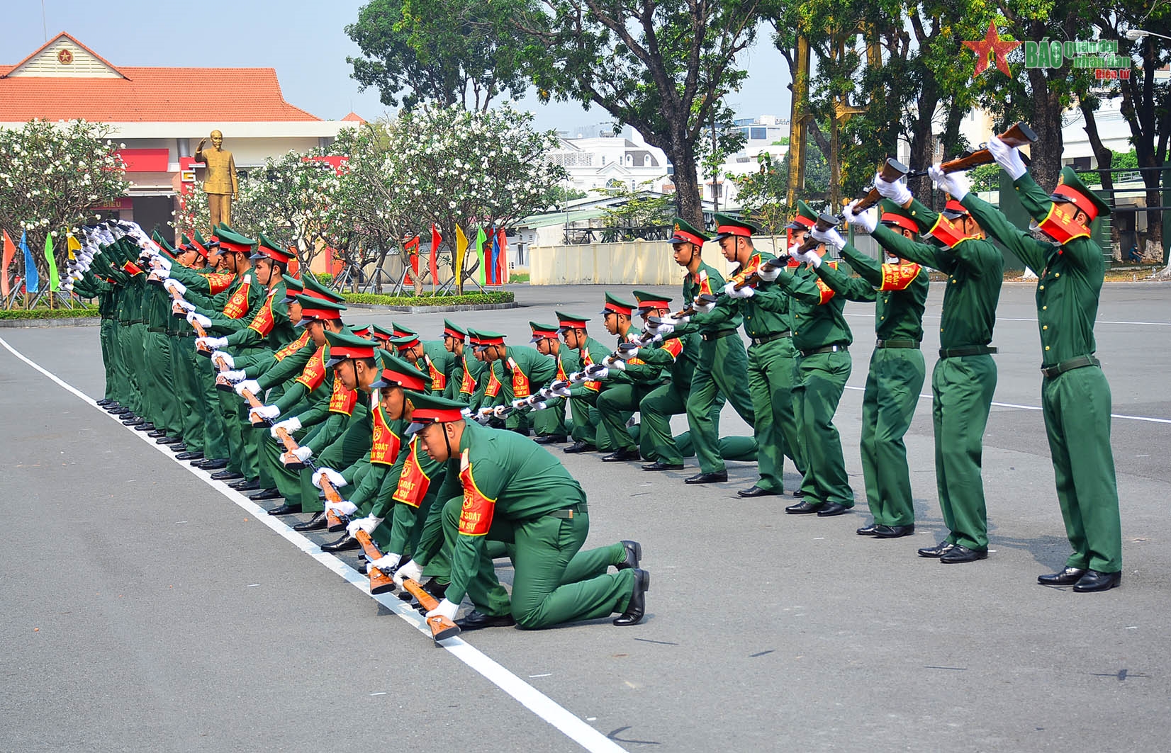 Tập đội hình múa súng cho lễ ra quân huấn luyện