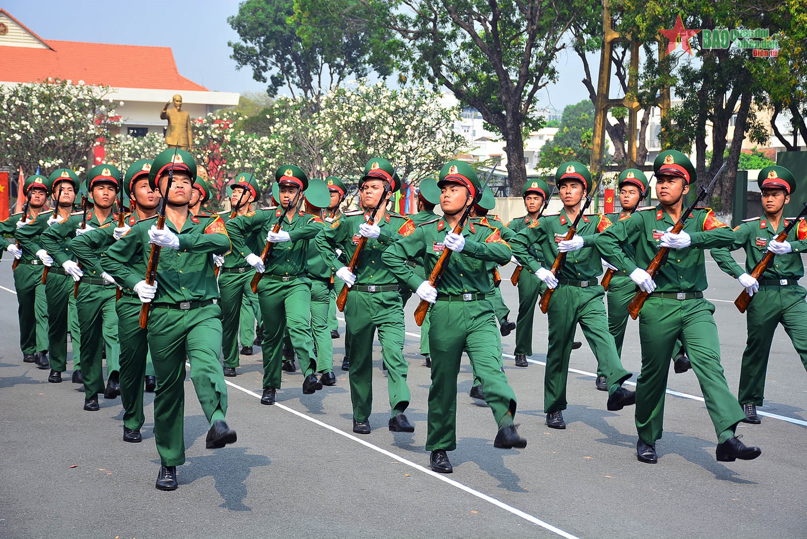 Tập đội hình múa súng cho lễ ra quân huấn luyện