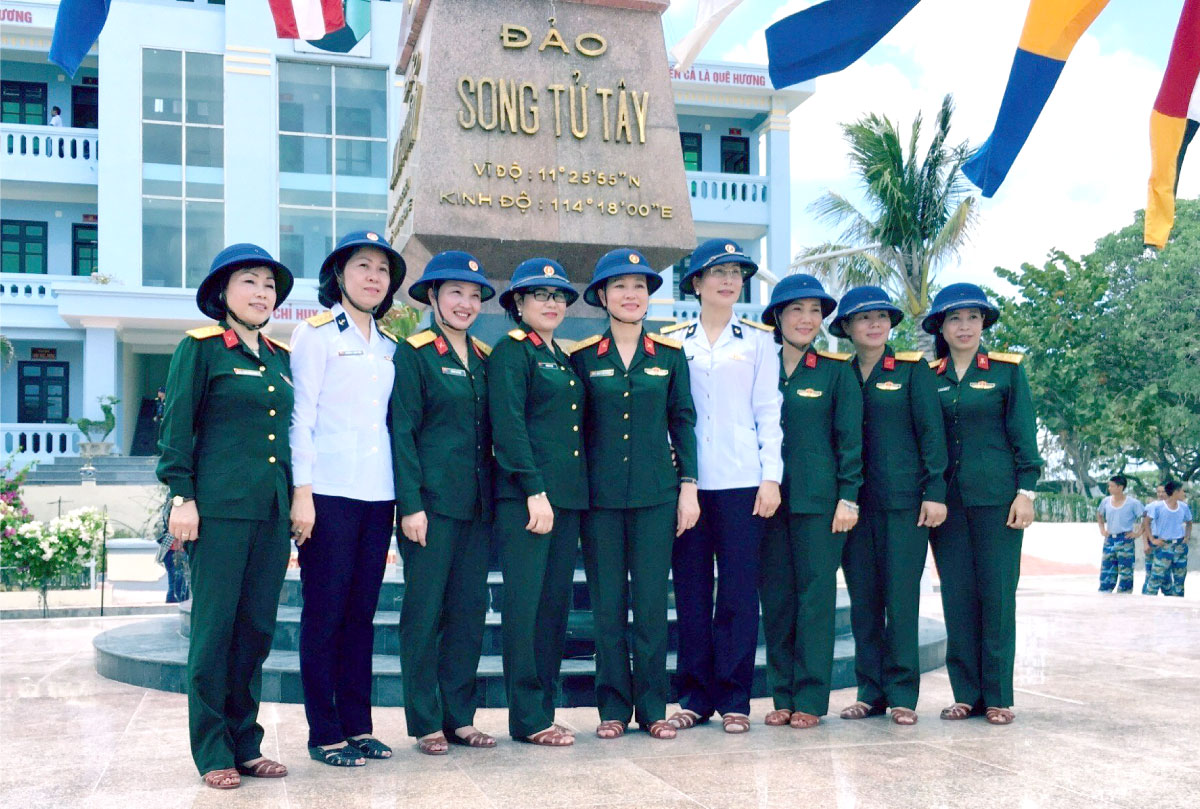 Các phái nữ tướng mạo Quân group quần chúng Việt Nam