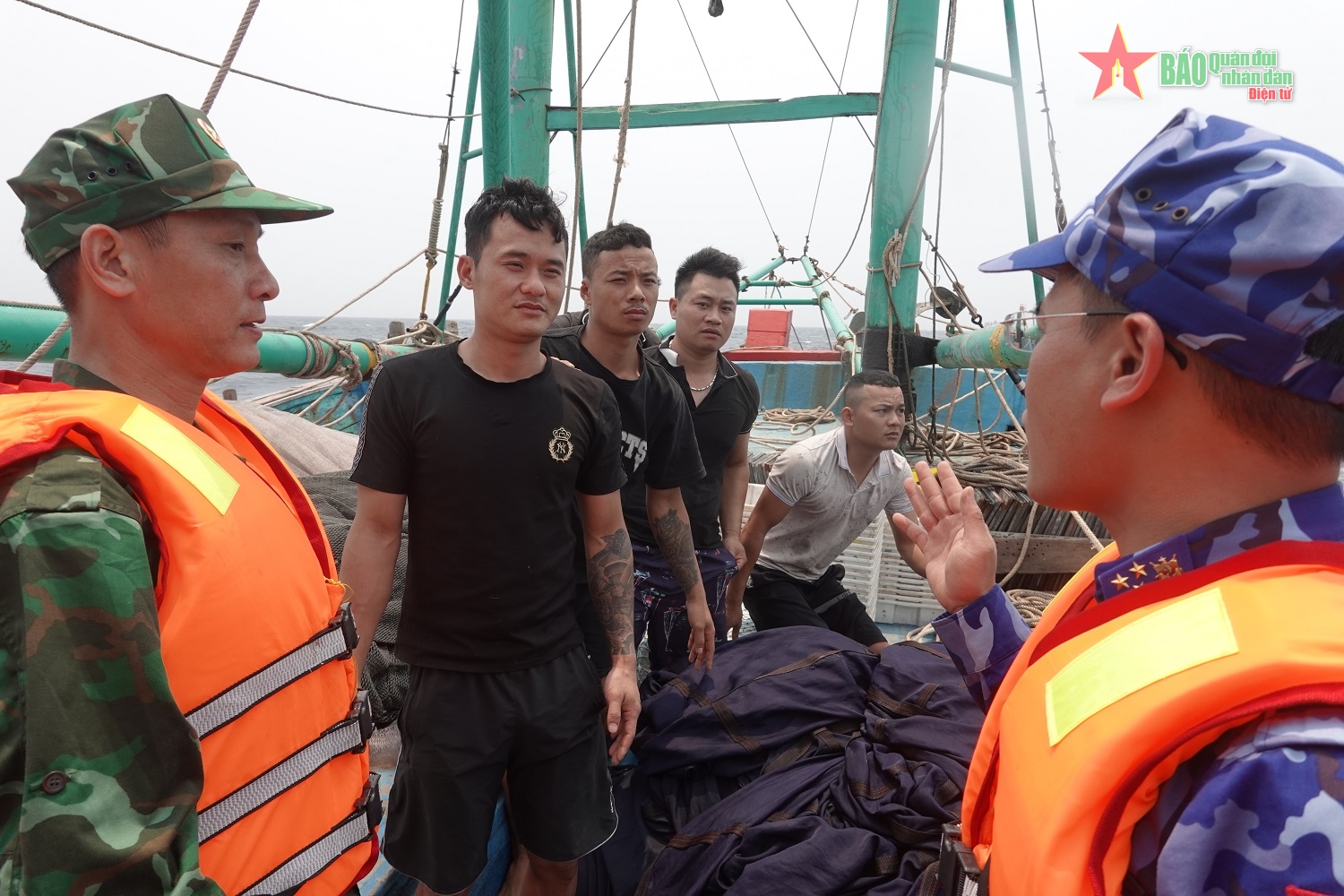 Lần đầu tiên người đứng đầu Cảnh sát biển Việt Nam và Trung Quốc trực tiếp chỉ huy tuần tra liên hợp