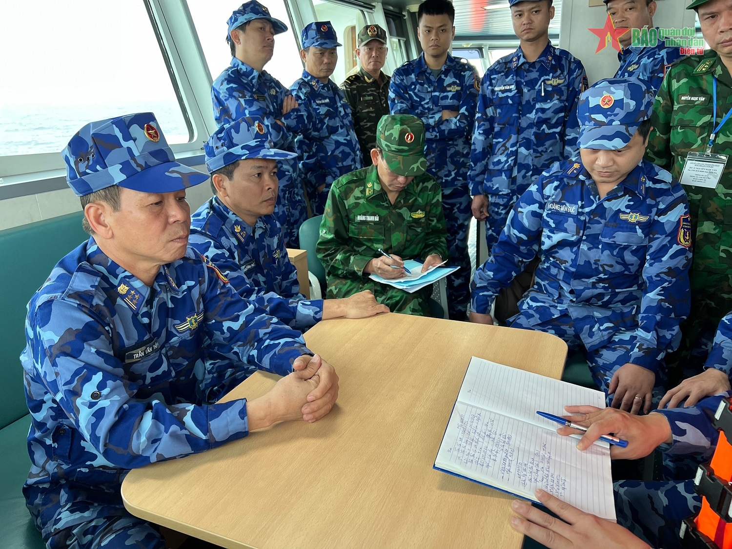 Lần đầu tiên người đứng đầu Cảnh sát biển Việt Nam và Trung Quốc trực tiếp chỉ huy tuần tra liên hợp