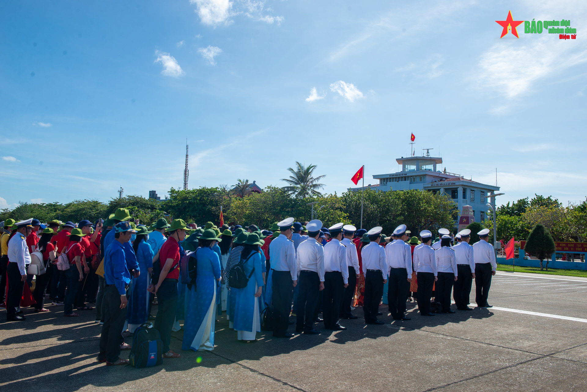Thiêng liêng lễ chào cờ trên đảo Trường Sa
