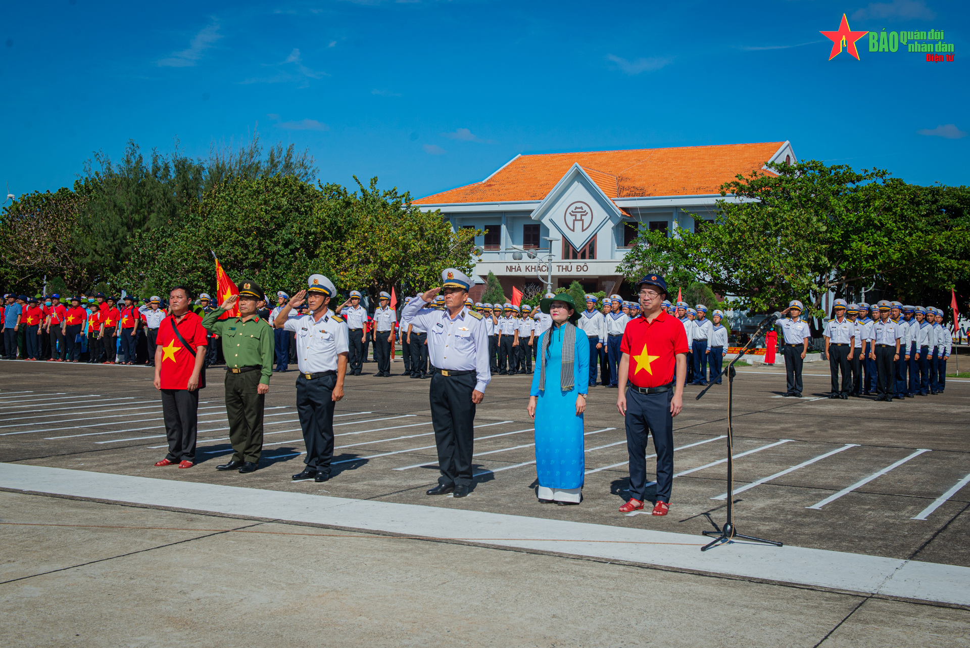 Thiêng liêng lễ chào cờ trên đảo Trường Sa