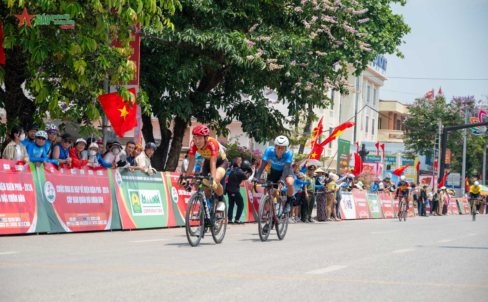 Đồng bào Tây Bắc đón chào đoàn đua trên đường hướng về Điện Biên