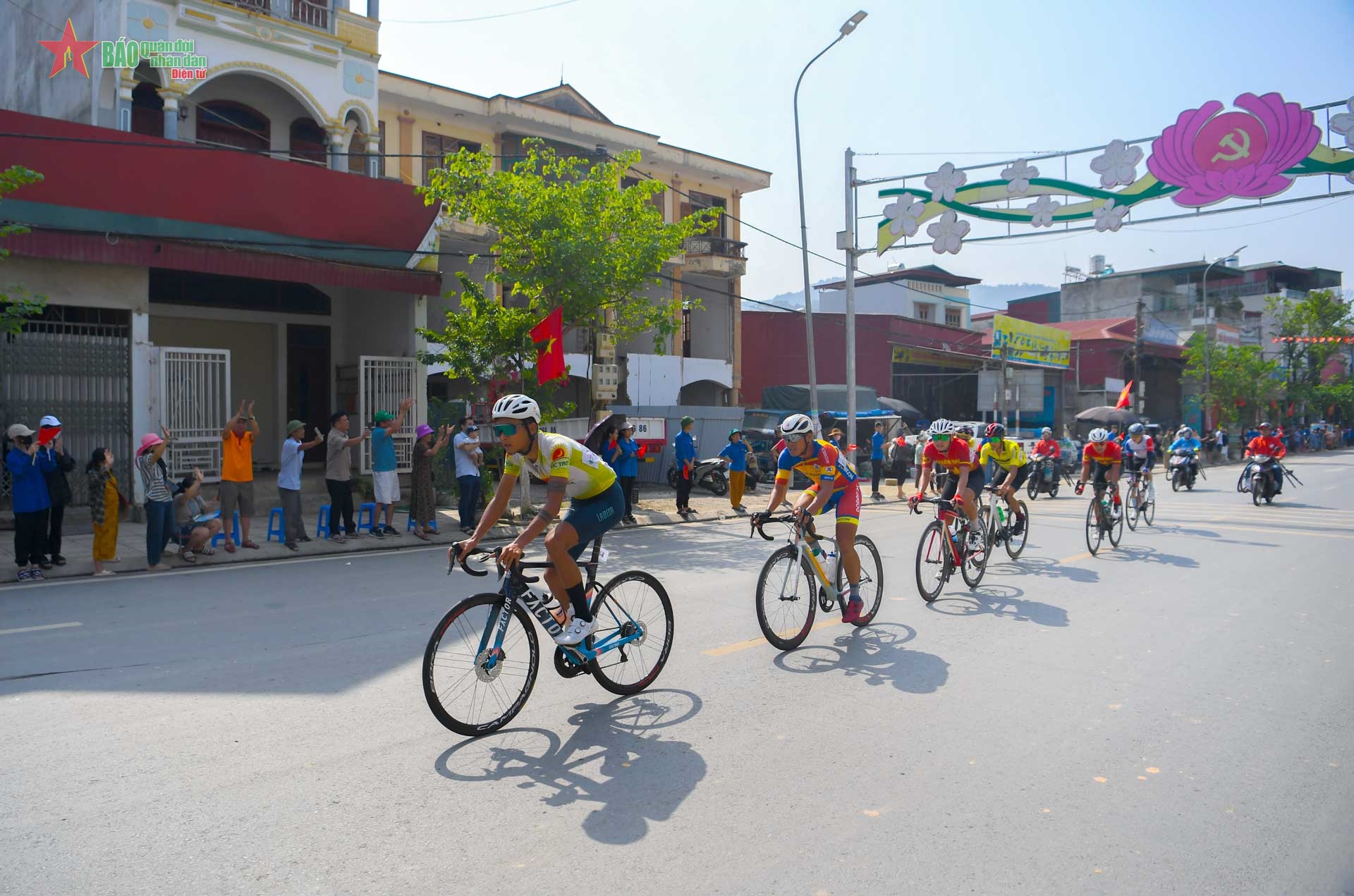 Đồng bào Tây Bắc đón chào đoàn đua trên đường hướng về Điện Biên