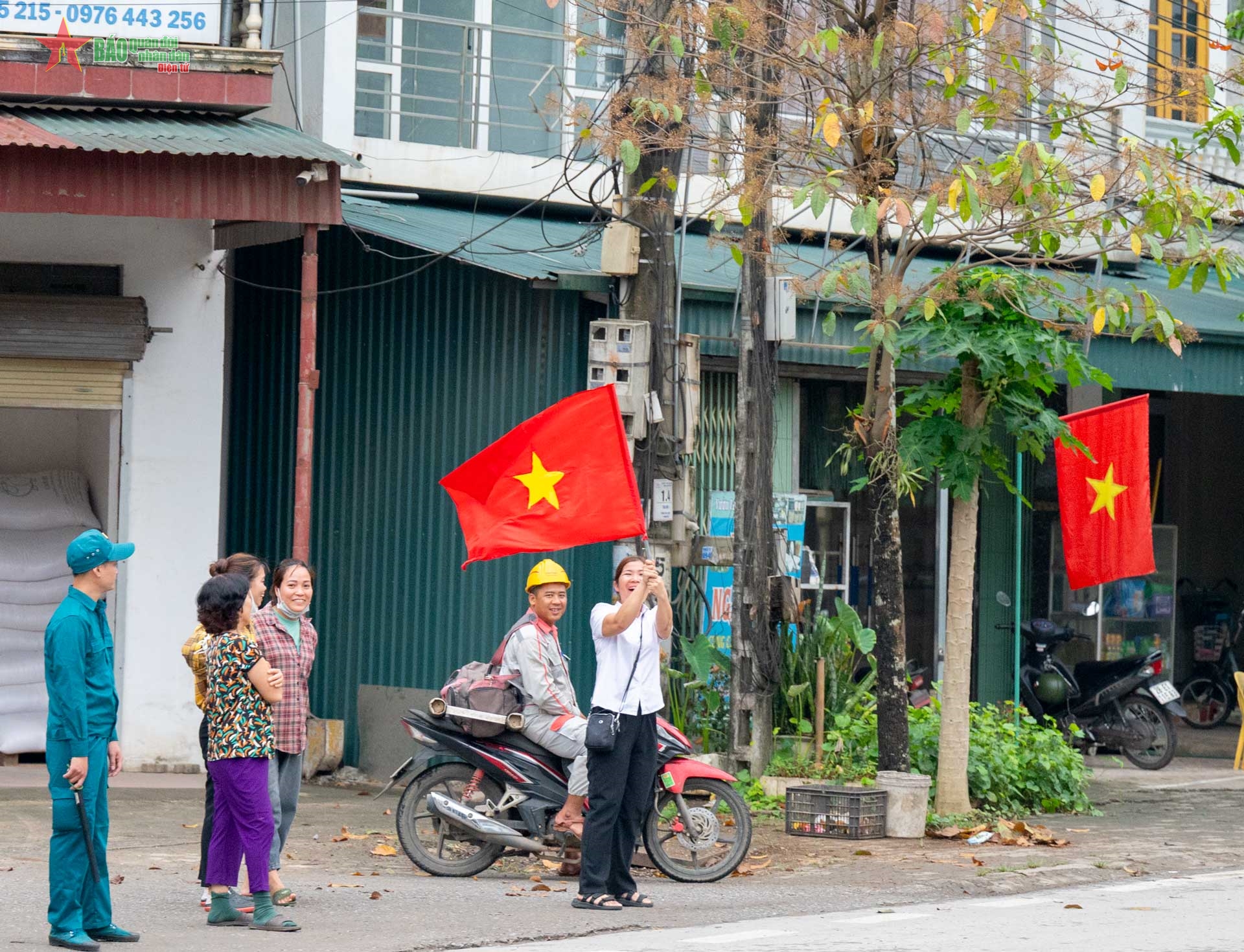 Đồng bào Tây Bắc đón chào đoàn đua trên đường hướng về Điện Biên
