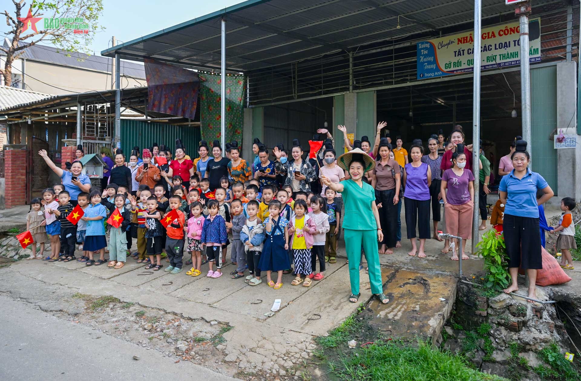 Đồng bào Tây Bắc đón chào đoàn đua trên đường hướng về Điện Biên