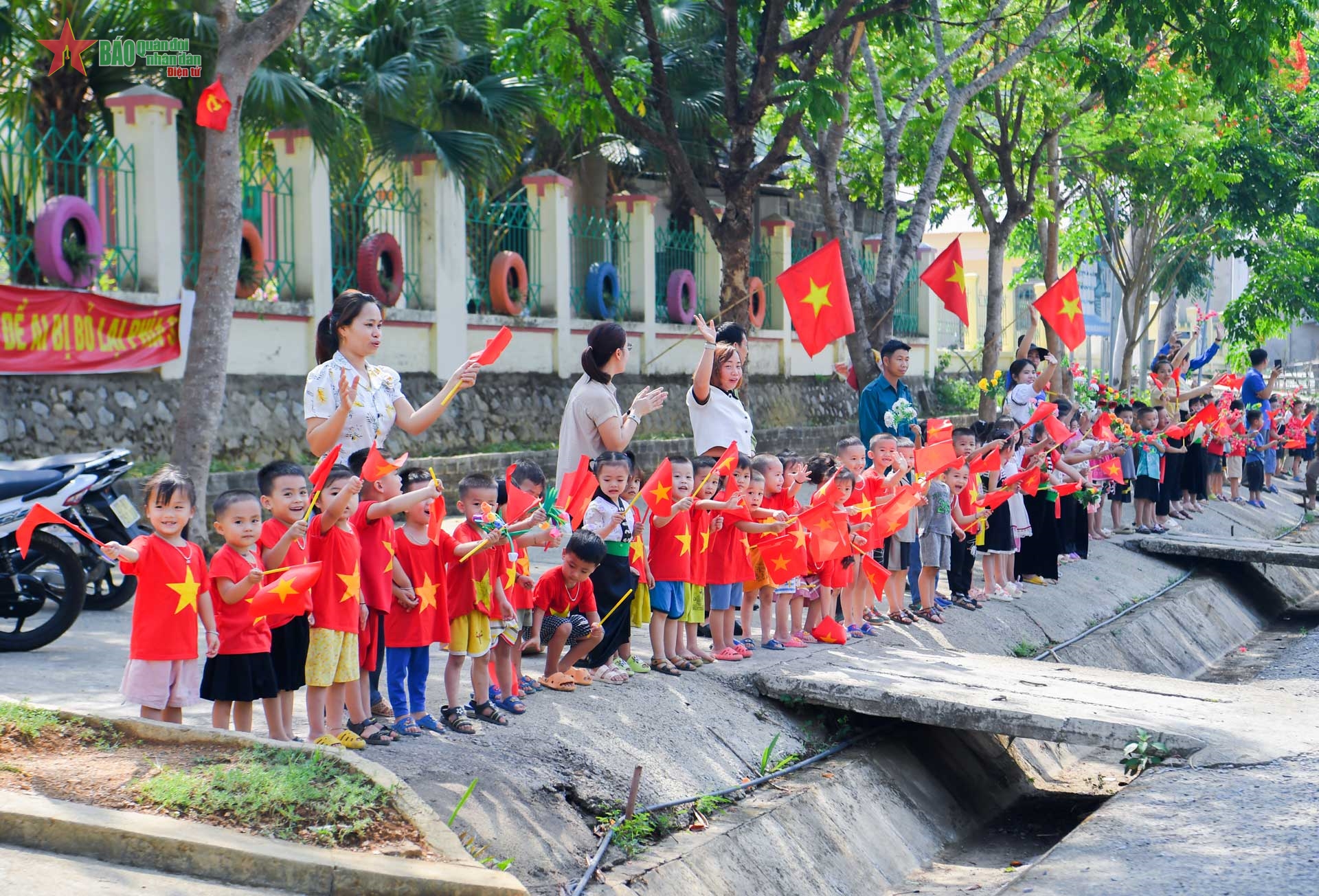 Đồng bào Tây Bắc đón chào đoàn đua trên đường hướng về Điện Biên