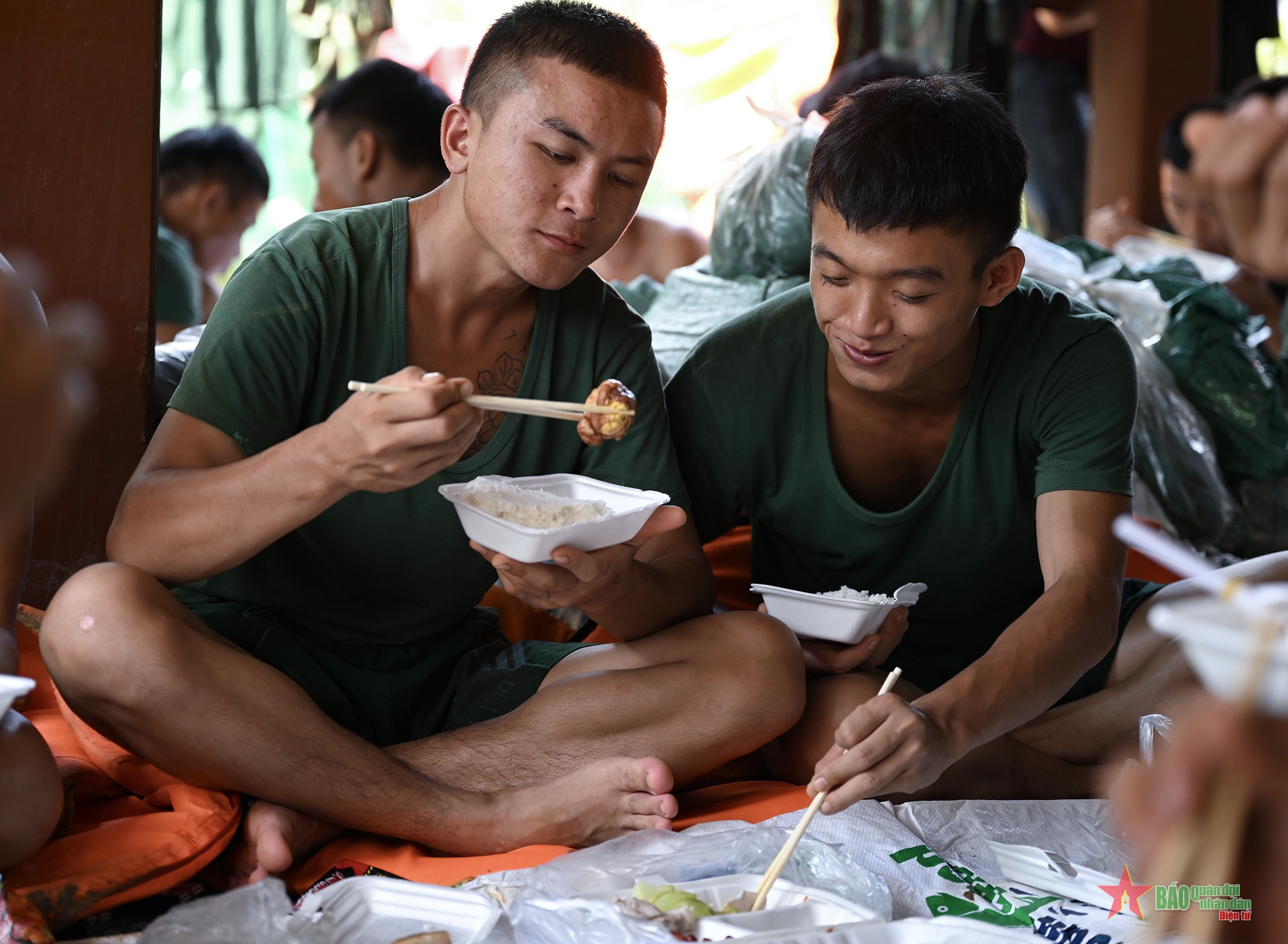 View - 	Gắng sức, quên mình giúp nhân dân Làng Nủ