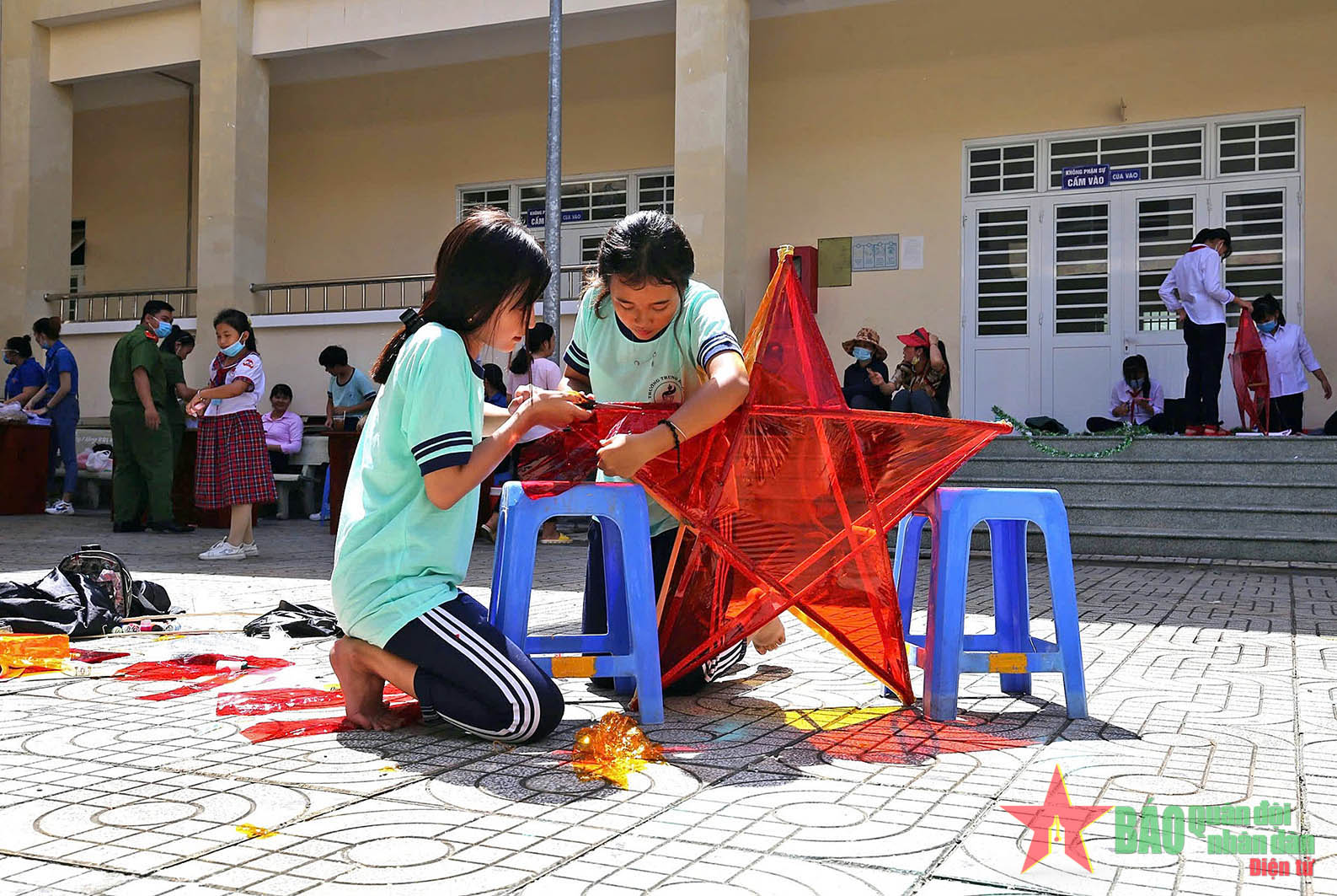 View - 	Thành phố mang tên Bác rộn rã sắc màu Trung thu