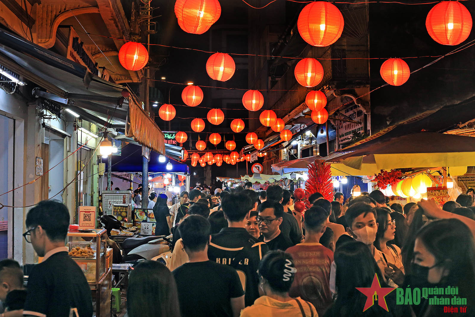 View - 	Thành phố mang tên Bác rộn rã sắc màu Trung thu