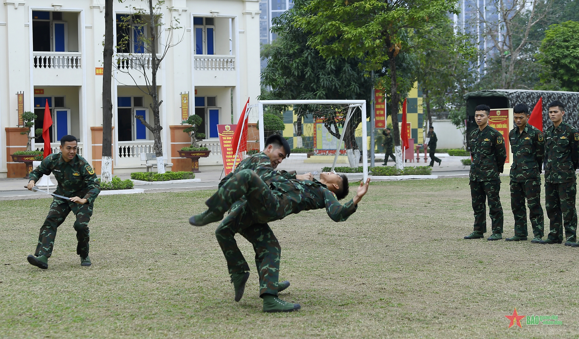 Sẵn sàng chiến đấu góp phần bảo vệ thành công Đại hội Đảng lần thứ XIV