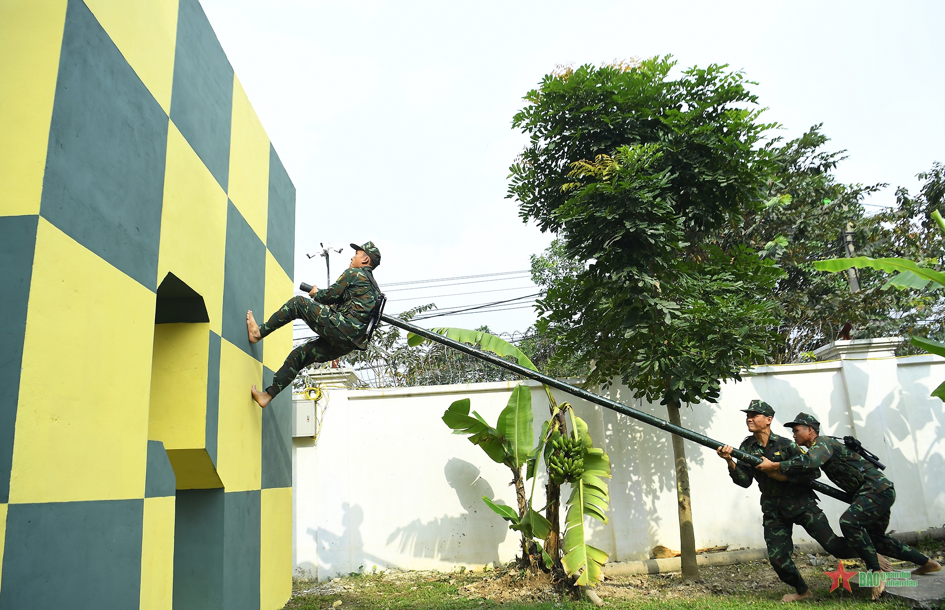 Sẵn sàng chiến đấu góp phần bảo vệ thành công Đại hội Đảng lần thứ XIV