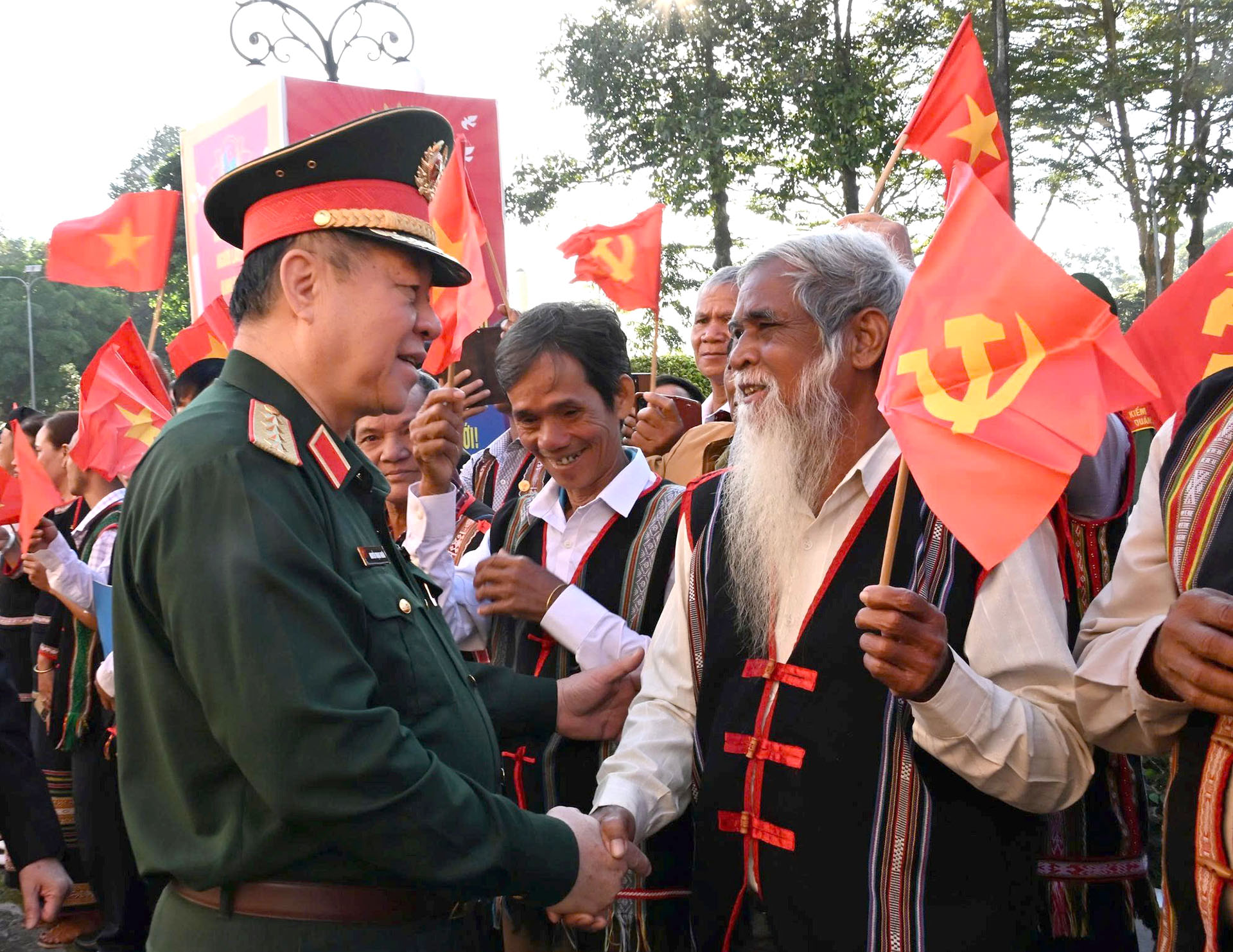 Quán triệt các nghị quyết của Đảng, xây dựng Quân đội nhân dân Việt Nam vững mạnh về chính trị